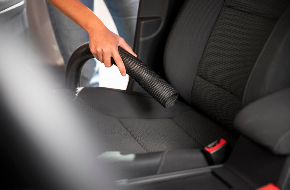 Kako Očistiti Automobilske Tepihe kao Profesionalac