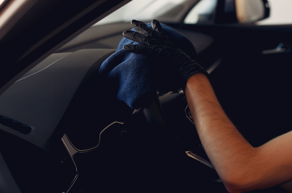 Kako Očistiti i Održavati Plastične Delove Automobila Nakon Dubinskog Pranja